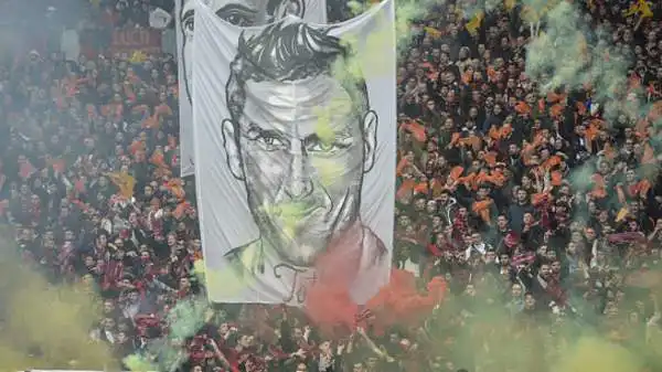 Striscioni e coreografie del derby capitolino.