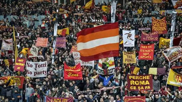 Striscioni e coreografie del derby capitolino.