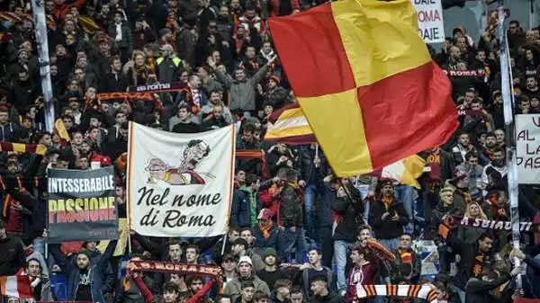 Striscioni e coreografie del derby capitolino.