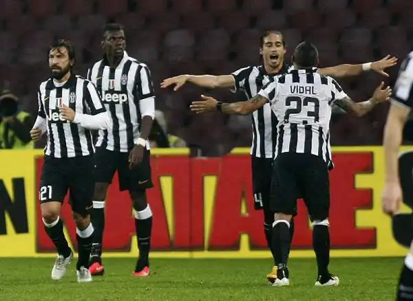 Importante vittoria della Juventus al San Paolo grazie alle reti di Pogba, Caceres e Vidal. Di Britos il gol partenopeo del momentaneo pareggio.