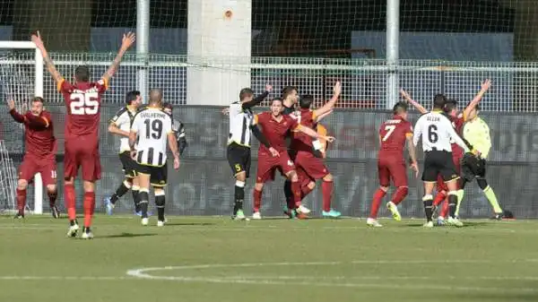 La Roma batte per 1-0 l'Udinese al Friuli. Vittoria tra le polemiche per i giallorossi: i bianconeri protestano per il gol fantasma di Astori e il rigore non dato nel finale per fallo di Emanuelson.