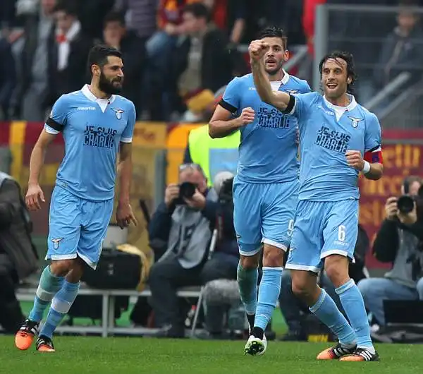 Finisce in parità un bellissimo derby tra tra Roma e Lazio, Totti con due gol nella ripresa risponde a Mauri e Anderson.