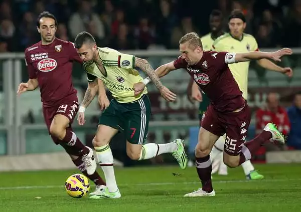 Dopo 3 minuti Menez porta avanti il Milan su rigore, poi inizia il monologo granata (complice il rosso a De Sciglio). L'assedio va a buon fine con la rete del solito Glik, di testa su corner.