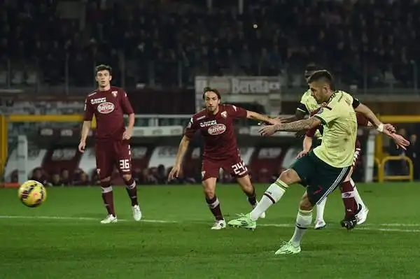 Dopo 3 minuti Menez porta avanti il Milan su rigore, poi inizia il monologo granata (complice il rosso a De Sciglio). L'assedio va a buon fine con la rete del solito Glik, di testa su corner.