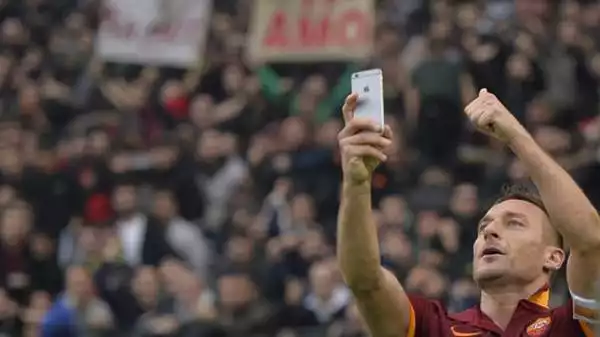 Gol (spettacolare) e festeggiamento al cellulare per Francesco Totti, che dopo il 2-2 nel derby (e l'undicesima rete personale alla Lazio in campionato) ha esultato con un selfie.