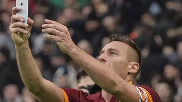 Roma-Lazio 2-2. Totti 7,5. Animo, cuore, testa e gambe della Roma che pareggia una partita persa grazie al Capitano. E il secondo gol è una perla della sua carriera. Anche l'esultanza resterà storica.