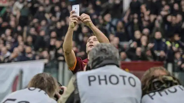 Gol (spettacolare) e festeggiamento al cellulare per Francesco Totti, che dopo il 2-2 nel derby (e l'undicesima rete personale alla Lazio in campionato) ha esultato con un selfie.