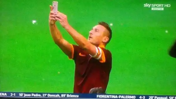 Gol (spettacolare) e festeggiamento al cellulare per Francesco Totti, che dopo il 2-2 nel derby (e l'undicesima rete personale alla Lazio in campionato) ha esultato con un selfie.