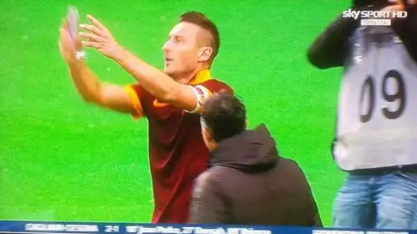 Gol (spettacolare) e festeggiamento al cellulare per Francesco Totti, che dopo il 2-2 nel derby (e l'undicesima rete personale alla Lazio in campionato) ha esultato con un selfie.