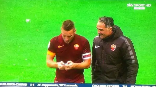 Gol (spettacolare) e festeggiamento al cellulare per Francesco Totti, che dopo il 2-2 nel derby (e l'undicesima rete personale alla Lazio in campionato) ha esultato con un selfie.