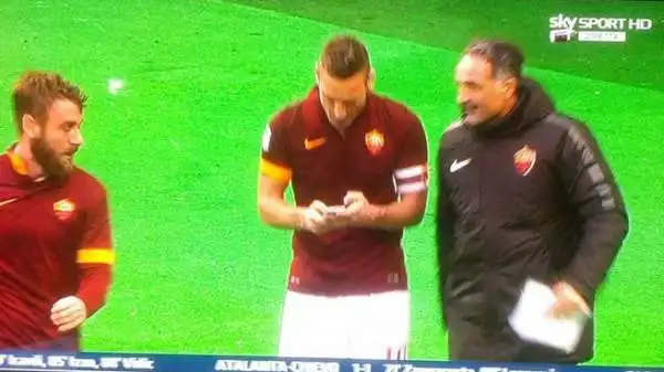 Gol (spettacolare) e festeggiamento al cellulare per Francesco Totti, che dopo il 2-2 nel derby (e l'undicesima rete personale alla Lazio in campionato) ha esultato con un selfie.