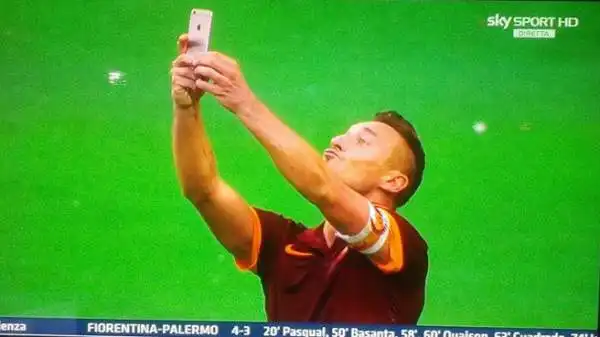 Gol (spettacolare) e festeggiamento al cellulare per Francesco Totti, che dopo il 2-2 nel derby (e l'undicesima rete personale alla Lazio in campionato) ha esultato con un selfie.