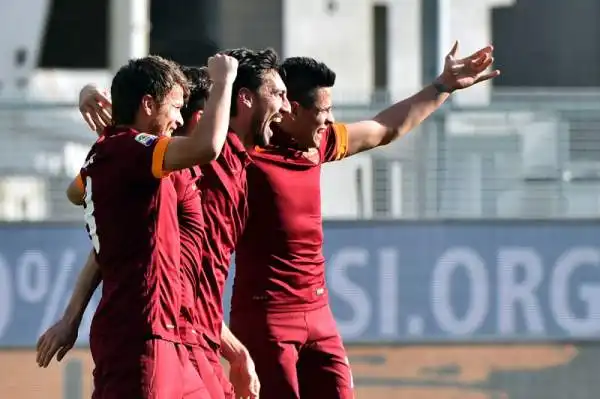 La Roma vince tra le polemiche. I giallorossi battono per 1-0 l'Udinese, furiosa per alcune decisioni arbitrali.