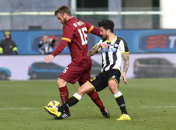 La Roma vince tra le polemiche. I giallorossi battono per 1-0 l'Udinese, furiosa per alcune decisioni arbitrali.