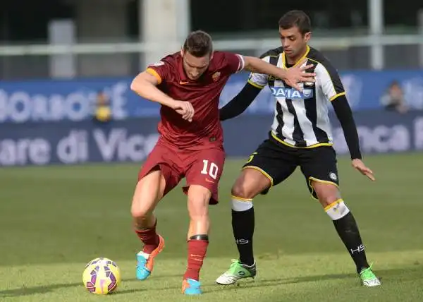 La Roma vince tra le polemiche. I giallorossi battono per 1-0 l'Udinese, furiosa per alcune decisioni arbitrali.