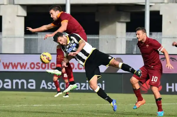 La Roma vince tra le polemiche. I giallorossi battono per 1-0 l'Udinese, furiosa per alcune decisioni arbitrali.