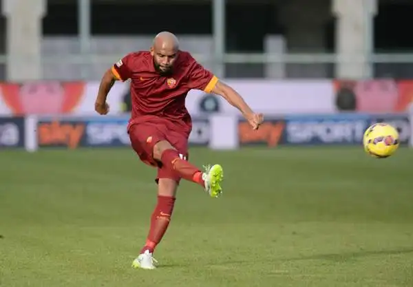 La Roma vince tra le polemiche. I giallorossi battono per 1-0 l'Udinese, furiosa per alcune decisioni arbitrali.