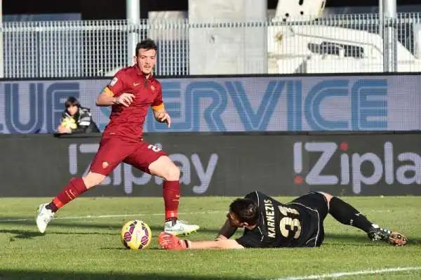 La Roma vince tra le polemiche. I giallorossi battono per 1-0 l'Udinese, furiosa per alcune decisioni arbitrali.