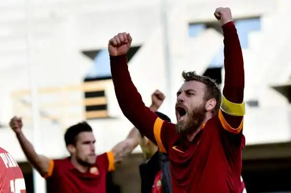 La Roma vince tra le polemiche. I giallorossi battono per 1-0 l'Udinese, furiosa per alcune decisioni arbitrali.