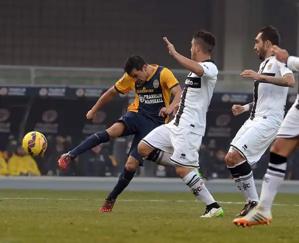 Un buon Parma reagisce dopo il vantaggio di Sala con un gol Lodi. Poi nella ripresa Toni e Valoti regalano la vittoria al Verona di Mandrolini.