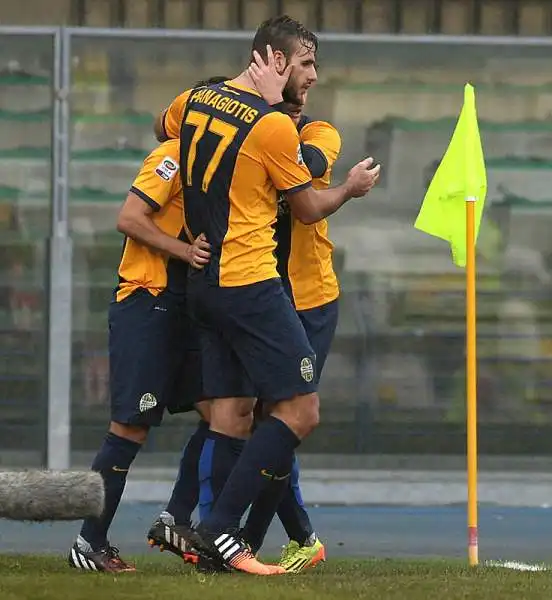 Un buon Parma reagisce dopo il vantaggio di Sala con un gol Lodi. Poi nella ripresa Toni e Valoti regalano la vittoria al Verona di Mandrolini.