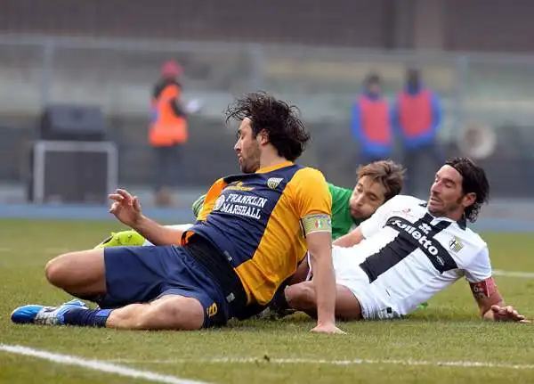 Un buon Parma reagisce dopo il vantaggio di Sala con un gol Lodi. Poi nella ripresa Toni e Valoti regalano la vittoria al Verona di Mandrolini.