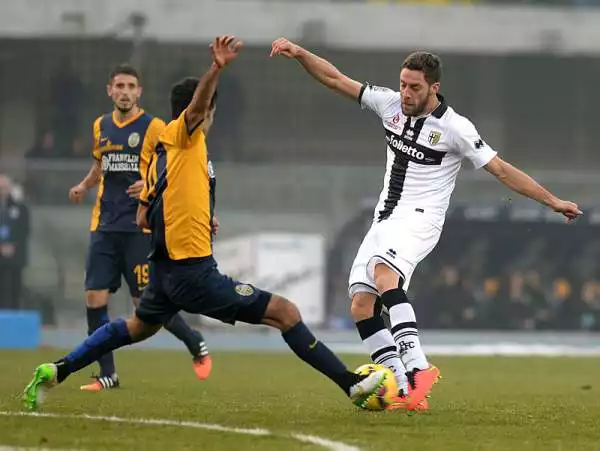 Un buon Parma reagisce dopo il vantaggio di Sala con un gol Lodi. Poi nella ripresa Toni e Valoti regalano la vittoria al Verona di Mandrolini.