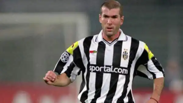 5° Juventus: 527,78 milioni. Per anni la cessione di Zidane è stata la più cara della storia. Pesano anche gli addii dei big durante l'estate di Calciopoli.