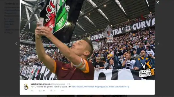 Il selfie di Totti, che si è scattato una foto col cellulare dopo aver segnato il gol del 2-2 nel derby, su Twitter è stato trasformato in divertenti fotomontaggi.