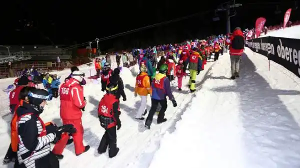 Record iridato a Obereggen! Il trenino, anzi il "trenone" di slitte più lungo del mondo, è stato formato nella nota località sciistica, uno dei cuori del comprensorio del Latemar, sabato 17 gennaio.