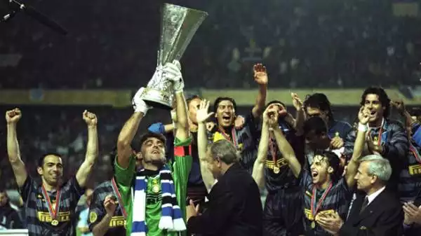 Nella stessa finale di Uefa del 1997/98 i meneghini hanno vestito le strisce orizzontali, contro la Lazio, vincendo 3-0.