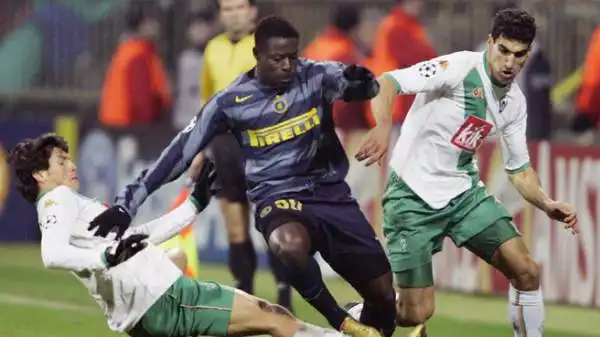 Oba Oba Martins contro il Werder Brema, a San Siro, nella stagione 2004/05.