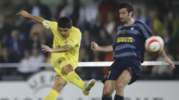 Figo in Champions League nel 2005/06, nello scontro con il Villarreal che ha sancito l'eliminazione dell'Inter allenata da Roberto Mancini.
