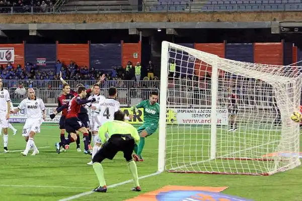 Il Cagliari di Zola vince la seconda partita consecutiva in casa. Acerbi ridà speranze al Sassuolo dopo la rete di Rossettini, ma poco dopo Cop sigla il 2-1 definitivo.