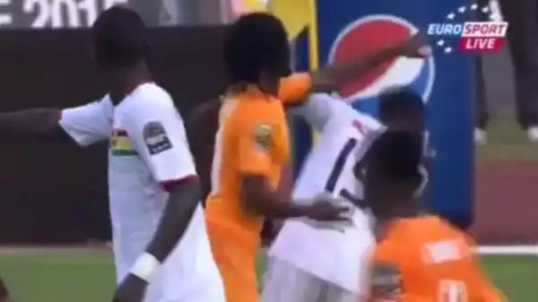 Coppa d'Africa forse già finita per l'attaccante della Roma. L'ivoriano si fa espellere per una manata a un avversario e poi impazzisce per la rabbia durante la partita contro la Guinea.