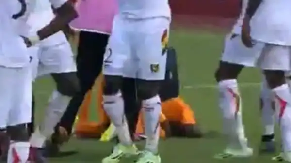 Gervinho si è disperato e è crollato a terra, quasi a supplicare l'arbitro.