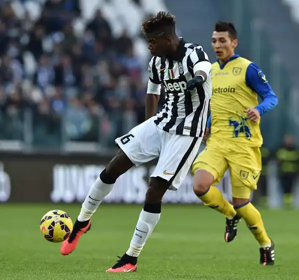 Un fantastico Pogba guida la Juventus alla vittoria sul Chievo: segna il gol del vantaggio e propizia il raddoppio di Lichtsteiner.
