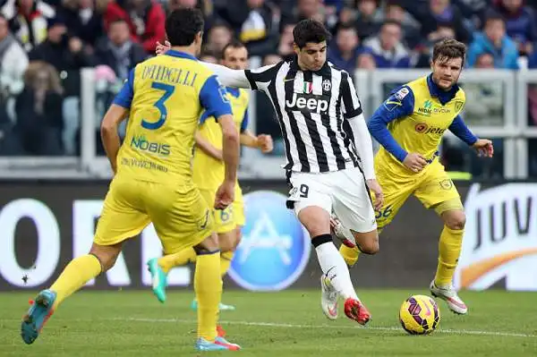 Un fantastico Pogba guida la Juventus alla vittoria sul Chievo: segna il gol del vantaggio e propizia il raddoppio di Lichtsteiner.