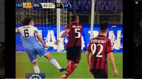 Nel recupero di Lazio-Milan, Mauri rifila a Mexes un calcetto malizioso, anche se non violento.