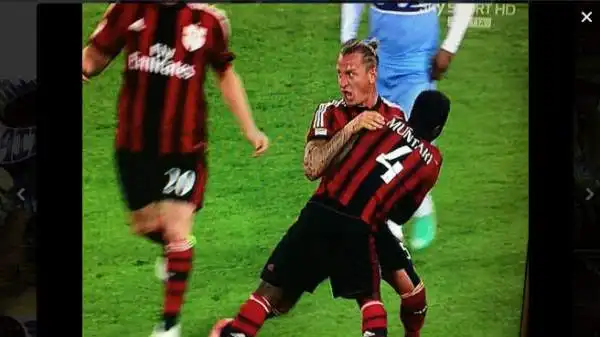 Poi Muntari riesce a trascinarlo via, dopo che l'arbitro Mazzoleni estrae ovviamente il cartellino rosso.