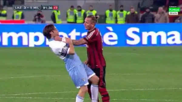Mexes perde la testa, si avvicina al capitano biancoceleste e gli afferra il collo con una mano.
