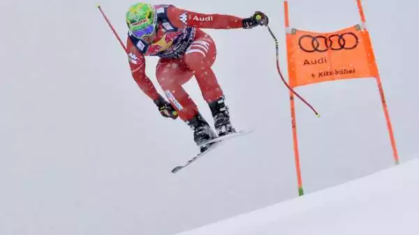 Dominik Paris scrive sulla neve (e sotto la nebbia) della Streif nuove pagine nella storia dello sci alpino di tutti i tempi.