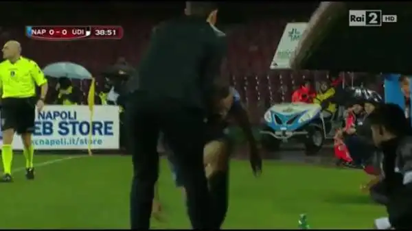 Il tecnico cade vicino alla sua panchina, e per rialzarsi si appoggia allo stesso giocatore azzurro.