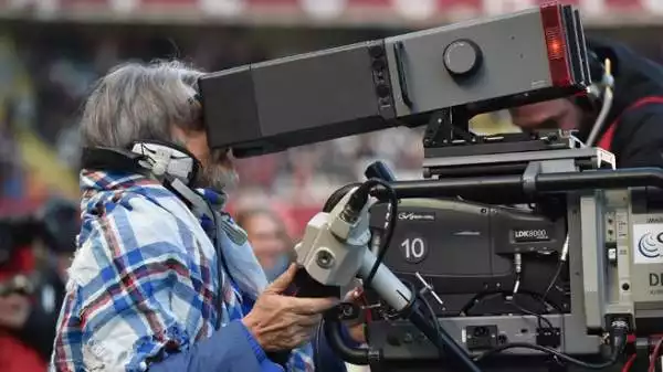 Inarrestabile Ferrero: con l'immancabile scialle blucerchiato allo stadio Olimpico di Torino si è seduto davanti alla macchina da presa al posto di un cameraman. Peccato che la Samp abbia perso 5-1...