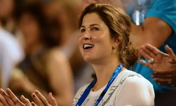 Mirka Federer, moglie di Roger, mentre applaude il marito.