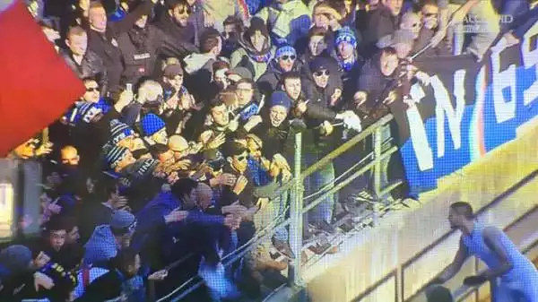 I giocatori nerazzurri si sono voluti scusare con i propri sostenitori e hanno loro lanciato le magliette con cui erano scesi in campo.