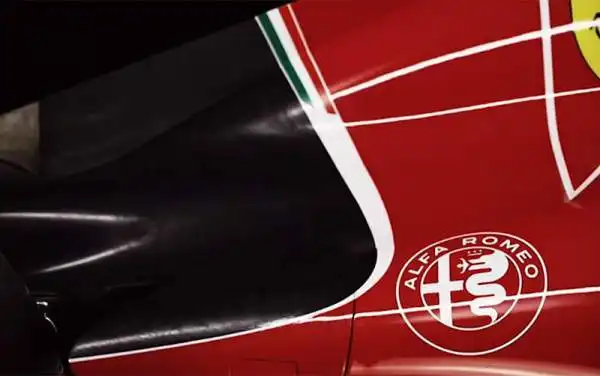 Sulla Rossa spicca ora anche lo stemma dell'Alfa Romeo, assente dalla Formula 1 dal 1988, quando forniva i motori all'Osella.