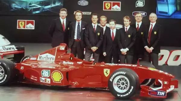 La Ferrari F1-2000 ebbe come piloti Michael Schumacher e Rubens Barrichello. Il tedesco vinse il mondiale piloti, il primo per la casa di Maranello dopo 21 anni.