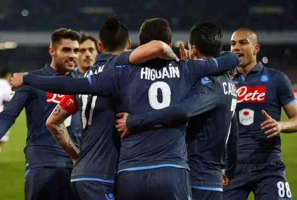 Una doppietta di Higuain, su rigore il secondo gol, regala i tre punti al Napoli contro il Genoa di Gasperini. Di Falque il gol dei grifoni.