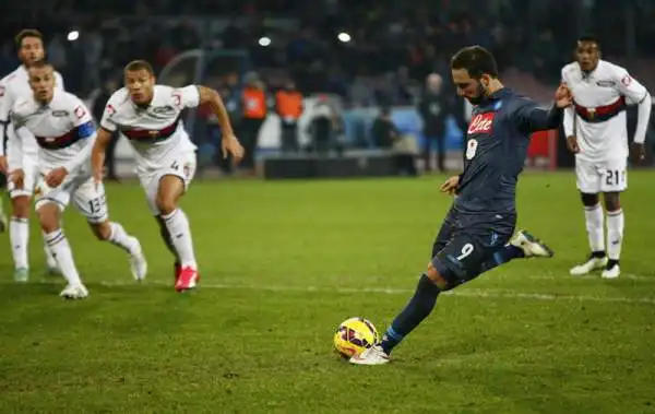Una doppietta di Higuain, su rigore il secondo gol, regala i tre punti al Napoli contro il Genoa di Gasperini. Di Falque il gol dei grifoni.